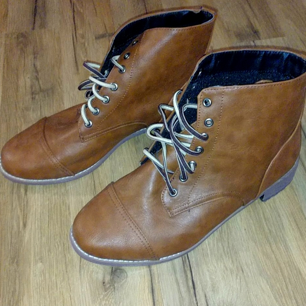 Men's brown leather boot